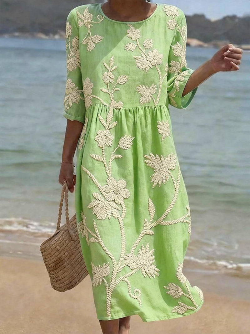 Vestido informal de mujer con estampado floral.